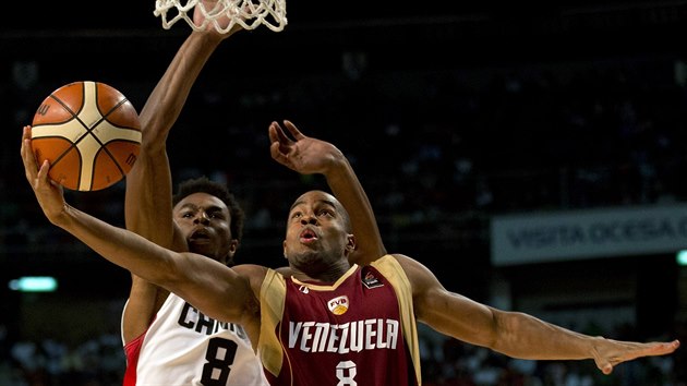 David Cubillan z Venezuely zakonuje na kanadsk ko, o blok se pokou Andrew Wiggins.