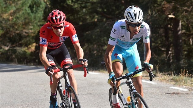 Fabio Aru (vpravo) a Tom Dumoulin se petahuj o prvenstv na Vuelt.