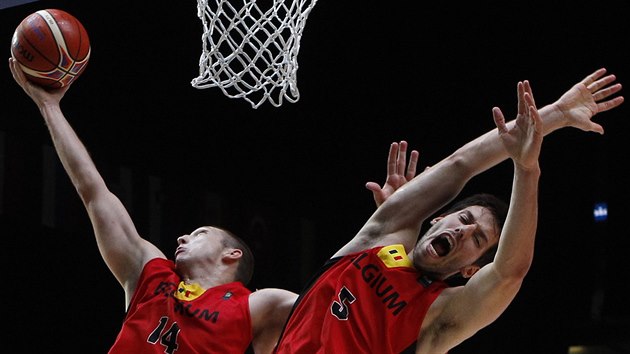 Belgit basketbalist Maxime De Zeeuw (vlevo) a Sam van Rossom se srazili pod vlastnm koem.