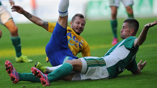 Tom Vondrek (vlevo) z Teplic a Michal md z Bohemians v souboji.