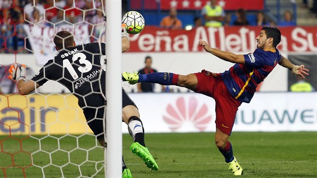 Luis Suarez z Barcelona vystelil na branku Atltika Madrid, kterou hj Jan Oblak.