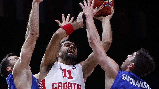 Chorvatsk basketbalista Krunoslav Simon (uprosted) bojuje pod eskm koem s Petrem Bendou (vlevo) a Tomem Satoranskm.