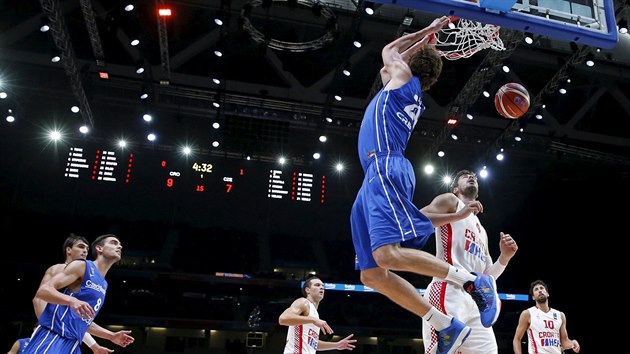 esk basketbalista Jan Vesel zasmeoval, Ante Tomi z Chorvatska ho neubrnil.