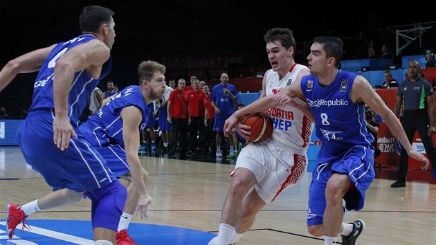 Chorvatskho basketbalistu Maria Hezonju (v blm) zastavuje esk rozehrva Tom Satoransk, vypomhaj Petr Benda (vlevo) a Patrik Auda.