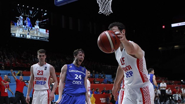 esk basketbalista Jan Vesel (24) se raduje ze svho koe, m sbr chorvatsk pivot Miro Bilan.