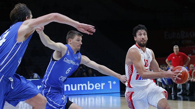 Chorvatsk rozehrva Roko Leni Uki (vpravo) unik eskmu basketbalistovi Pavlu Pumprlovi, pistupuje Jan Vesel.