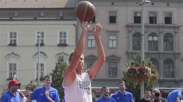 Kamil Brabenec se pi srpnové akci na propagaci basketbalu v Brn pochlubil...