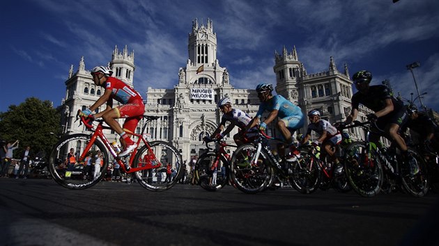 Fabio Aru (v ervenm) vede peloton v posledn etap Vuelty, jej trasa vedla i kolem madridsk radnice.