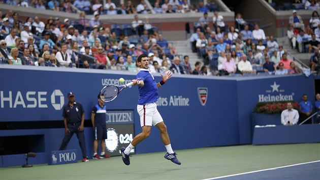 VE VSKOKU. Novak Djokovi se opel do forhendu v semifinle US Open.
