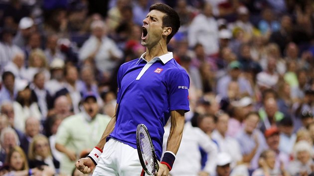 VÍTĚZNÝ ŘEV. Novak Djokovič se hlasitě raduje ve finále US Open.