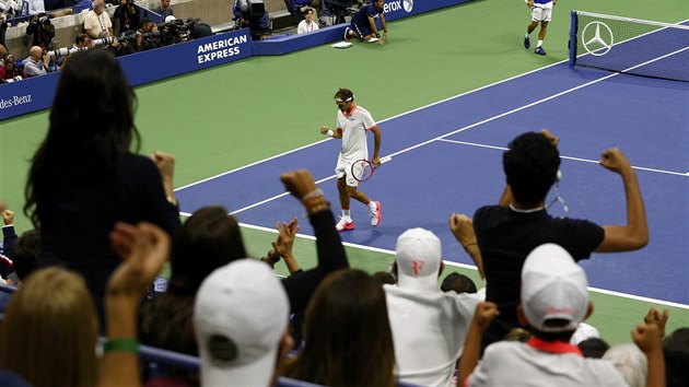 DOBE, ROGERE! Fanouci stli ve finle US Open 2015 jednoznan na stran Rogera Federera.