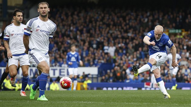 Steven Naismith (vpravo) z Evertonu skruje v duelu proti Chelsea.