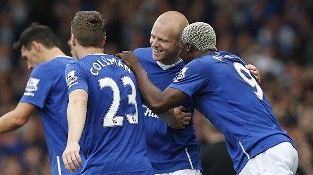 Glov radost fotbalist Evertonu (druh zprava je stelec Steven Naismith) v duelu proti Chelsea