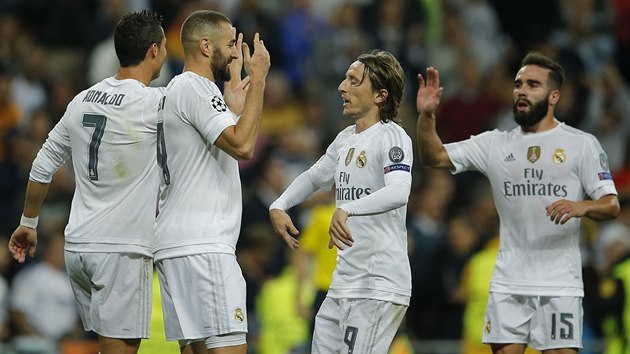 Fotbalist Realu Madrid slav gl proti achtaru Donck. Autor glu Karim Benzema je druh zleva, blahopej mu spoluhri (zleva) Cristiano Ronaldo, Luka Modri a Dani Carvaja.l