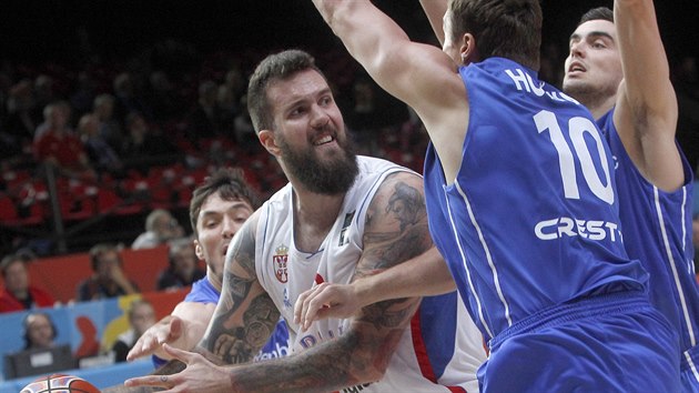 Pavel Houska (zdy s slem 10) usilovn brn srbskho basketbalistu Miroslava Raduljicu.
