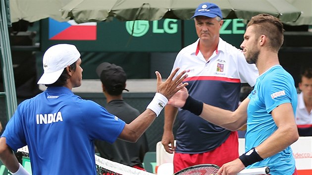 Somdev Devvarman (vlevo) porazil Jiho Veselho v bari Davis Cupu.