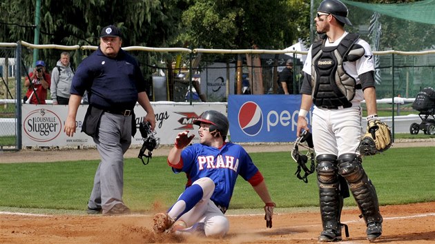 Momentka z baseballovho finle mezi Kotlkou Praha a Draky Brno