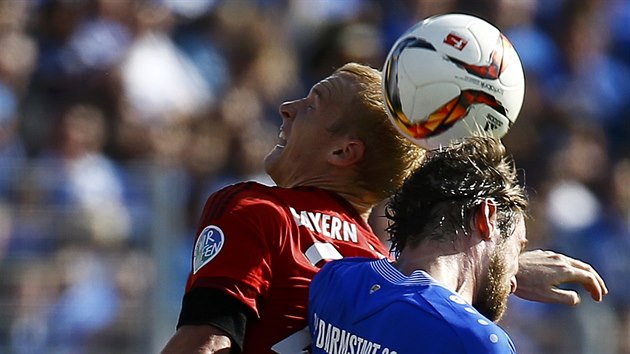 Sebastian Rode (vlevo) z Bayernu Mnichov a Peter Niemeyer z Darmstadtu v hlavikovm souboji