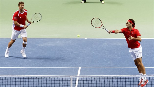 Momentka z daviscupov bare - ve tyhe proti Nizozemsku bojuje Marco Chiudinelli (vlevo) a Roger Federer.