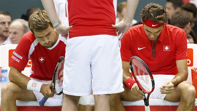 JE TO BOJ. Marco Chiudinelli (vlevo) a Roger Federer odpovaj bhem daviscupov bare proti Nizozemsku.