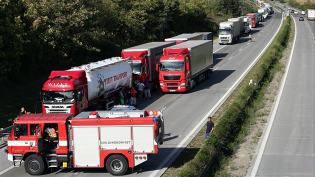 tvrten nehodu na 218. km dlnice D1 u Vykova nepeilo pt lid (17. 9. 2015).