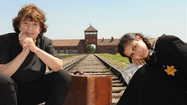 Ve filmu Očima fotografky hrála mladou Zuzanu Mináčovou (vlevo) Julie Ondráčková.