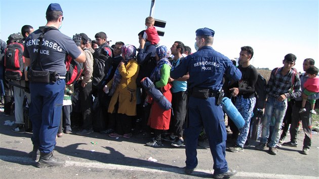Uprchlíci, kteří se dostali k maďarsko-srbským hranicím.
