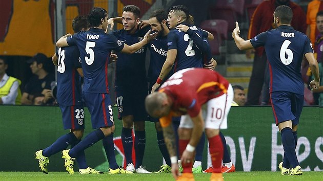 OSLAVA NA HORK PD. Fotbalist Atltika Madrid se raduj z Griezmannova glu na stadionu Galatasaraye.