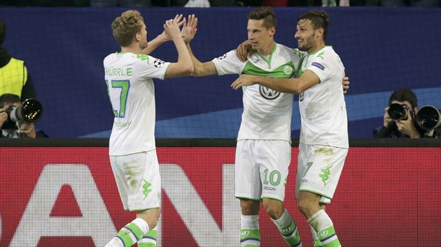 VEDEME! Fotbalist Wolfsburgu se raduj z trefy Juliana Draxlera (uprosted) proti CSKA Moskva.