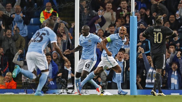 POJTE SLAVIT! Vincent Kompany z Manchesteru City (tet zleva) se raduje z trefy proti Juventusu.