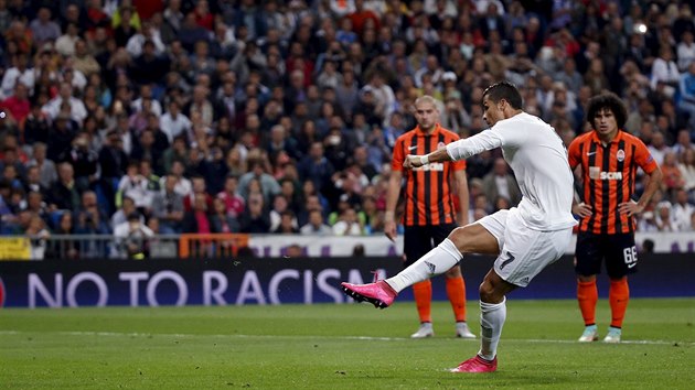 GL Z PENALTY. Cristiano Ronaldo z Realu Madrid skruje proti achtaru Donck.