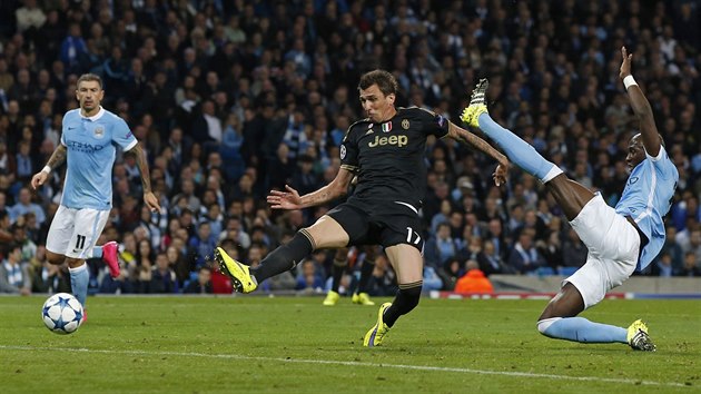VYROVNÁNÍ. Mario Mand�uki� z Juventusu posílá mí� do brány Manchesteru City.