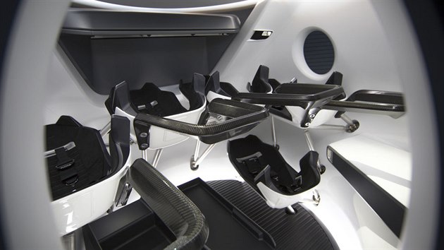 Se čtyřmi okny v lodi Dragon V2 mohou astronauti sledovat okolí. Jejich sedačky jsou vyrobeny z uhlíkových vláken a textilního materiálu od firmy Alcantara, která ho dodává i pro automobilový průmysl.