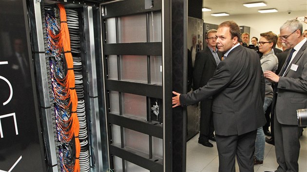 Slavnostní uvedení superpočítače Salomon na Vysoké škole báňské v Ostravě. Místnost, kde je tělo počítače. Jeho výkon by se dal přirovnat 70.tis stolních počítačů. Momentálně je to 40. největší počítač na světě.