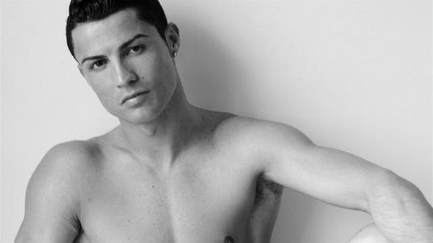 Cristiano Ronaldo v projektu Towel Series, kter� nafotil Mario Testino.