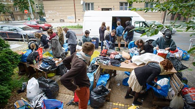 Do sbírky pro uprchlíky pořádané Autonomním sociálním centrem Klinika se od začátku září zapojily tisíce lidí. Přinášeli oblečení, hygienické potřeby i spacáky a stany.