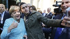 Uprchlíci v Berlíně vítali kancléřku Angelu Merkelovou s nadšením. (10. září...