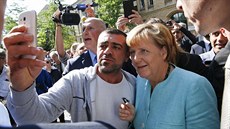 Uprchlíci v Berlíně vítali kancléřku Angelu Merkelovou s nadšením. (10. září...