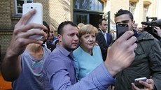 Uprchlíci v Berlín vítali kancléku Angelu Merkelovou s nadením. (10. záí...