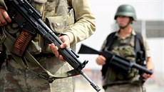 Ture�tí vojáci st�e�í cestu do m�sta Cizre na jihovýchod� Turecka (10. zá�í...