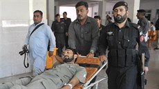 Pákistánský Taliban zaútoil na vojenskou základnu u msta Péávar (18. záí...