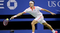 Roger Federer se natahuje po míku ve tvrtfinálovém souboji s Richardem...