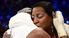 Floyd Mayweather v objetí se svou matkou poté, co porazil Andreho Berta.