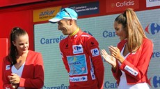 Italský cyklista Fabio Aru si uívá ervený dres i píze hostesek.