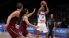 Francouzský basketbalista Tony Parker pi stelb.