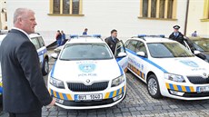 Kadá z nových octavií stála i s vybavením pes milion. K tomu stráníci...