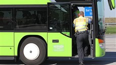 N�mecká policie kontroluje na drá��anské dálnici A17 pár kilometr� za Krásným...