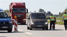 Německá policie kontroluje na drážďanské dálnici A17 pár kilometrů za Krásným...