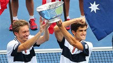 Francouztí tenisté Nicolas Mahut (vlevo) a  Pierre-Hugues Herbert slaví titul...