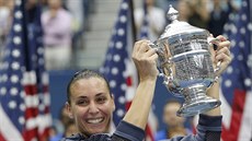 Italská tenistka Flavia Pennettaová se chlubí trofejí z US Open.